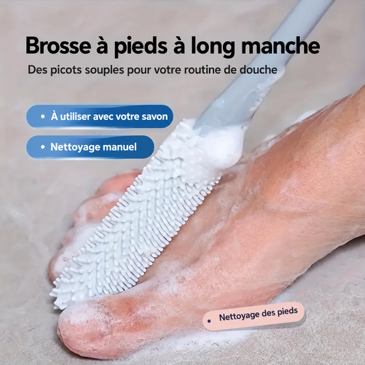 Brosse à pieds grise à long manche utilisée avec du savon, visuel en français